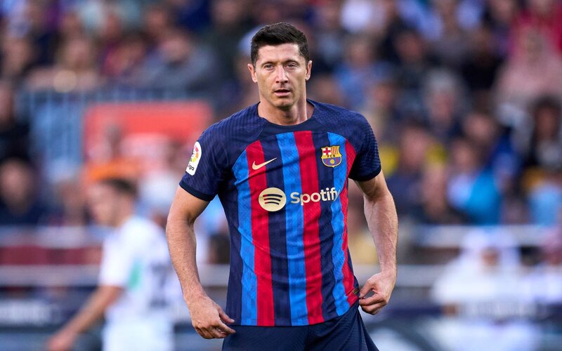 Robert Lewandowski hiện đang thi đấu cho Barcelona